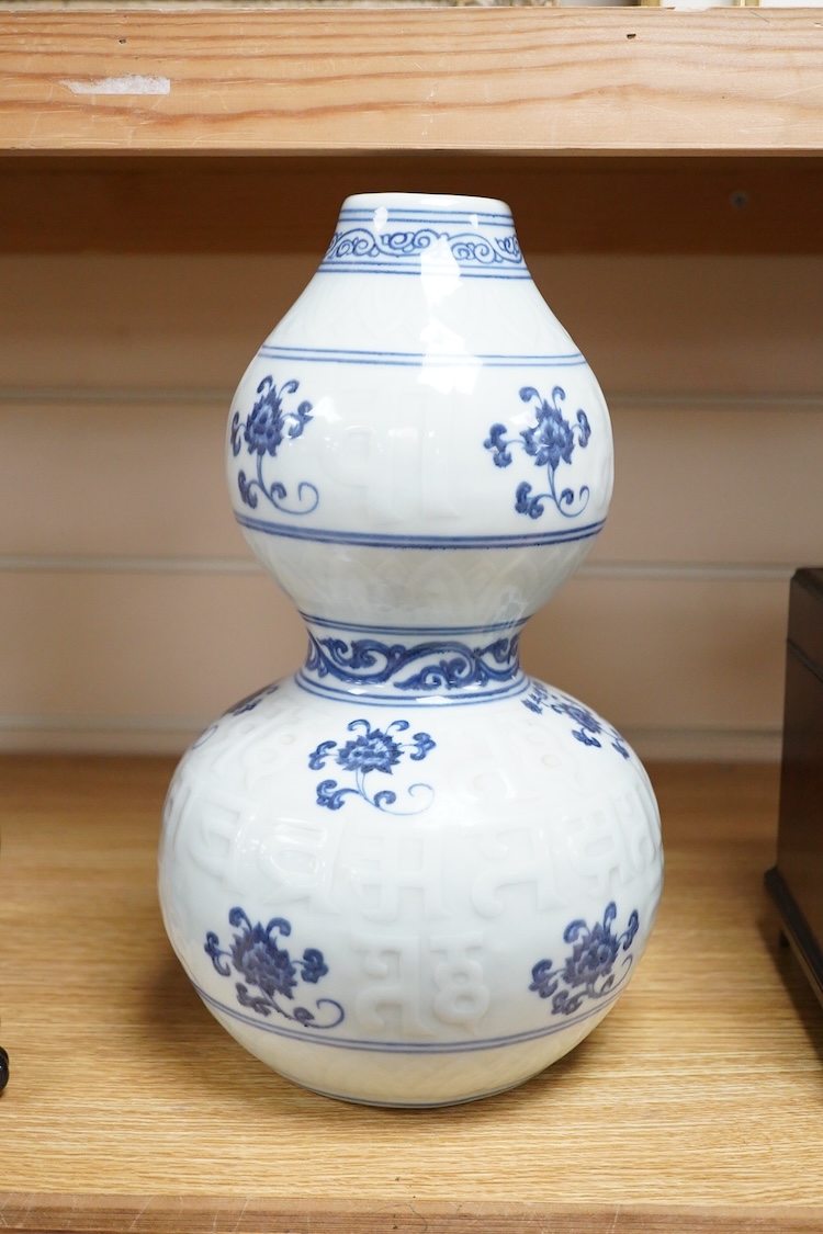 A Chinese blue and white double gourd vase, 30cm